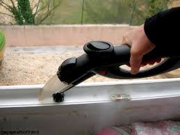 Nettoyage des montants et encadrements des fenêtres avec l'aspirateur  nettoyeur vapeur - Aspirateur Nettoyeur Vapeur Ecologique