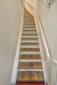 escadas de madeira com carpete vermelho