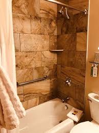 Finding the perfect shower head for your needs can be a daunting task given the many choices online and in stores. Standard Room Bathroom Shower Aufnahme Von Best Western Plus Waterbury Stowe Tripadvisor