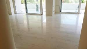 polishing a marble floor respecting the