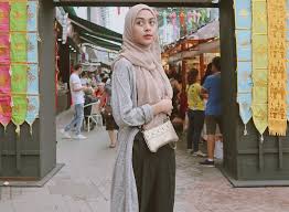 Hijab nuansa pastel cocok banget jadi paduan gaya kasual dengan sweatshirt pink dan wrap pants hitam serta platform slip on ala tengku . 5 Gaya Hijab Traveling Ala Dianty Annisa Simpel Dan Fashionable Banget Okezone Muslim