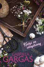 Okładka ksiażki Gabrieli Gargaś pt. "Kiedyś się odnajdziemy". Na okładce widzimy sznurek, kwiatki, nożyczki.