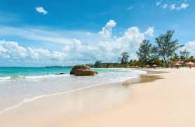 Pantai pasir putih sirih tidak pernah sepi dari pengunjung (foto: Update Harga Tiket Info Penginapan Di Pantai Florida Indah Anyer Penginapan Net 2021