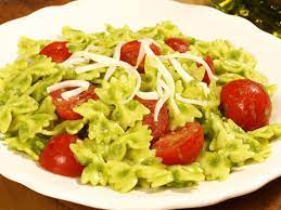 Barilla® Mini Farfalle With Creamy Green Peas, Cherry Tomatoes gambar png