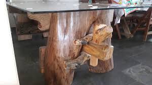 Excelente como mesa de centro ou de apoio e dá um charme na decoração Mesa Rustica Com Tampo De Vidro Mesas Rusticas Mesa Rustica Arte Em Madeira