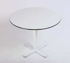 montana rundt bord i hvid med sort kant