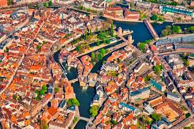 La moderna estrasburgo se caracteriza por su centro medieval, sus museos y sus restaurantes ganadores de premios. Mapa Turistico Estrasburgo En 2021