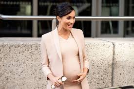 Herzogin meghan ist schwanger und erwartet mit prinz harry ihr erstes baby. Herzogin Meghan Die Schwangerschaft Mit Archie Kostete Ein Vermogen Gala De