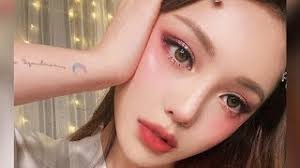 Jul 22, 2021 · the real secret to getting makeup to go on smoothly and look seamless is to properly moisturize your skin beforehand. How To Do Korean Eye Makeup No Fail Tips