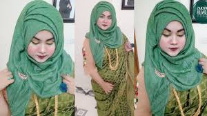 hijab with saree and simple makeup