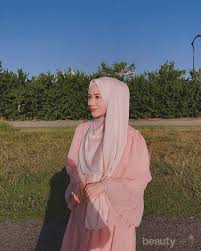 Hijab warna merah · hijab warna pink · hijab warna biru . Gak Melulu Feminim Ini Perpaduan Warna Hijab Pink Agar Tampilan Lebih Edgy