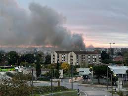 Un énorme entrepôt a pris feu à Lormont, près de la rocade de Bordeaux |  Actu Bordeaux