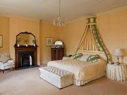 decorate a luxurious victorian bedroom