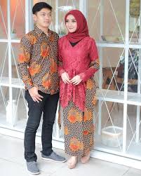 Baju couple kekinian, jakarta timur. Kondangan Bareng Pacar Pakai 7 Model Hijab Batik Couple Ini Aja Semua Halaman Cewekbanget