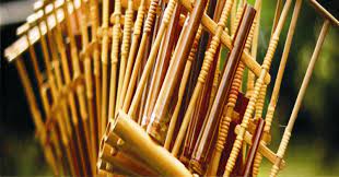 Angklung adalah alat musik bernada ganda yang telah dikenal sejak abad ke 11. 10 Alat Musik Tradisional Jawa Barat Yang Populer Bukareview
