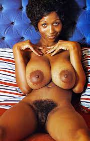 Femme noire aux énomes nichons, vintage 78 - Porno black