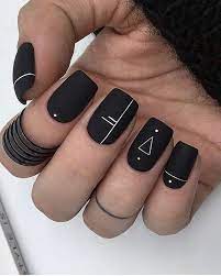 Las uñas acrílicas negras toman esa inspiración y la ponen en unas hermosas uñas oscuras. Las Mejores Unas Acrilicas Negras Mate Con Piedras Unas Acrilicas
