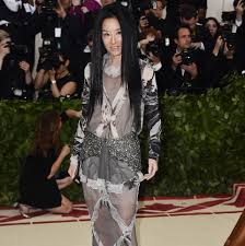 Vera wang has many of her fans convinced that she doesn't know how to age after sharing photos from her 72nd birthday bash. Best Twitter Reactions To 70 Year Old Vera Wang S Abs