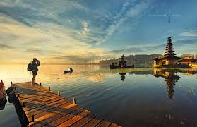 Ulun danu beratan temple is a complex temple which located on the coast of beratan lake that surrounded by mountains. Pura Ulun Danu Bratan Bali Amazing Places