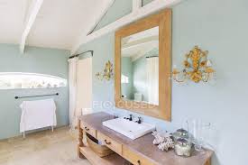 Finden sie stilvolle badezimmer für inspirierende designideen. Waschbecken Und Spiegel Im Rustikalen Badezimmer Hintergrund Farbbild Stock Photo 199357340