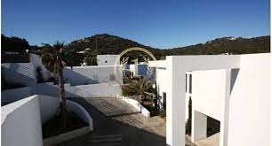 The most noticeable difference between a house and a villa is the size of the building. Moderne Design Villa Nah An Ibiza Jesus Ibiza One Luxus Immobilien Agentur Villa Villen Haus Finca Wohnung Loft Kaufen Mieten Verkaufen
