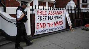 Assange muss wohl den wenigsten ernsthaft vorgestellt werden. Wikileaks Grunder Assange Fluchtet In Botschaft Warum Ecuador Politik Sz De