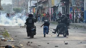 Resultado de imagen para Venezuela: cinco muertos y camiones de ayuda humanitaria incendiados por la represiÃ³n chavista en las fronteras