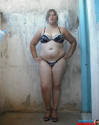 Jovem mulher gorda esconde seus seios nus com braços. Gordinha Gostosa Provando Ser Uma Mulher Nua Deliciosa