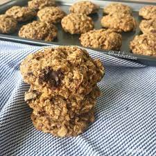 These one bowl vegan oatmeal cookies are perfect with crunchy sea salt, or bling them out with chocolate. Melissa Kazan Toronto Sport Dietitian Delish Chocolate Chip Oatmeal Cookies