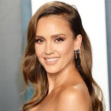 jessica alba strips off her makeup and
