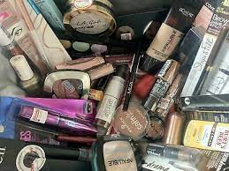 makeup box lot of 20 diffe and