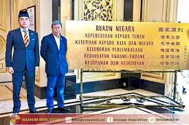 As almarhum sultan yussuf izzudin's health declined, raja idris in his capacity as raja muda had more duties to perform and often represented the ailing sultan at ceremonies, official. Sultan Of Selangor Has Rukunegara Etched In Wood The Star