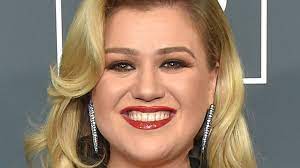 here s what kelly clarkson looks like