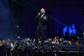 Tarkan, konserde İzmir Marşı'nı söylerken bir kişi sahneye atladı