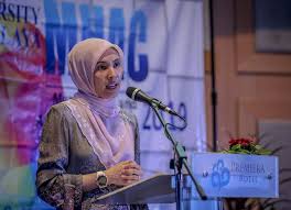 Nurul izzah anwar was born on november 19, 1980 in malaysia. Nurul Izzah To Serve Her Final Term As Mp Quits Pac Malaysia Malay Mail