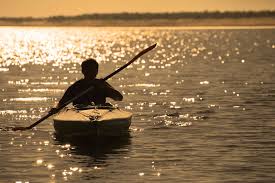 一个在独木舟上划船的人图片-一个在独木舟上划船的人素材-高清图片-摄影照片-寻图免费打包下载
