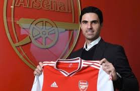 Official arsenal manager/coach ile bağlantı kurmak için şimdi facebook'a katıl. Photo Arteta Poses With Arsenal Shirt After Being Unveiled As New Head Coach Arsenal Station Arsenal Fc News