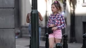 Vidéo : une petite fille de 9 ans déguisée en prostituée dans les rues de  Bruxelles