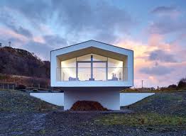 Cantilevered Holiday Home Frames Views
