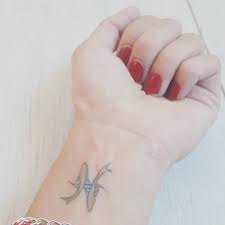 Tatouage signe astrologique chinois - poisson - poignet | Tatouage signe  astrologique, Tatouage poignet, Tatouage