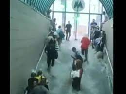 Люди толпятся у входов в метро, которое уже затопило. Dctrlymglyjx M