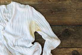 Des astuces pour enlever les taches jaunes sur les vêtements blancs sans  utiliser d'eau de Javel