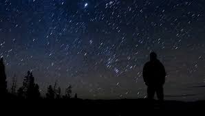 Resultado de imagen de Mirando las estrellas en la oscuridad de la noche