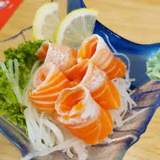 Selain itu, ikan salmon juga memiliki tekstur daging yang lembut dengan rasa yang gurih. Salmon Belly Sashimi By Triffany Lim Burpple