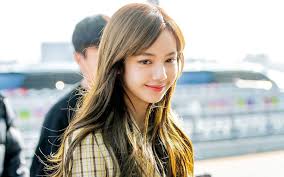 During sohu tv interview, blackpink was asked about who look best without makeup and here is their answercredit english subtitle by poopheyyfull video: Netizens Say Blackpink S Lisa Looks Gorgeous Without Bangs Allkpop
