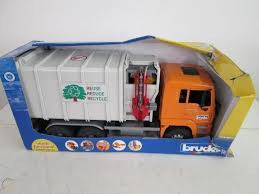 loading garbage recycling truck