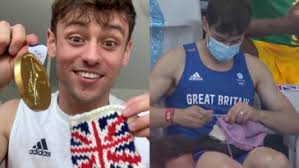 Tom daley — who, mind you, is now an olympic gold medalist — peacefully knitting in the stands, looking. Z Jhr30 Lgb 7m