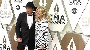 Garth Brooks Is Loved Up At The Cmas With Wife Trisha Yearwood