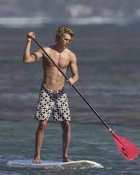Austin Butler Playing On The Beach 8x10 Picture Celebrity Print | eBay