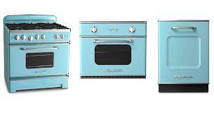 When it comes to offering a complete lineup of retro kitchen cooking appliances — stoves, wall oven, range top, range hoods, microwave — it's hard. Retro Style Kitchen Appliances For Your Vintage Mid Century Kitchen Home